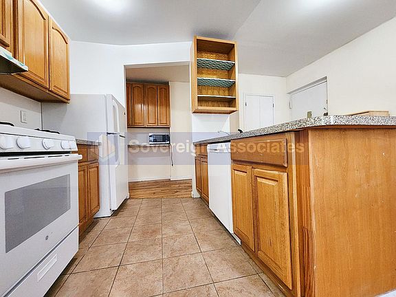 3rd image of 75 Cabrini Blvd APT 3