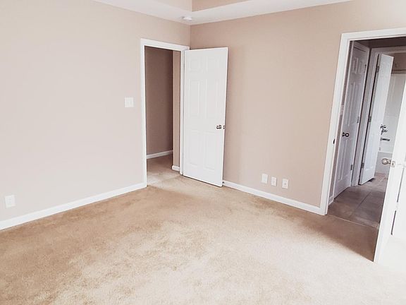 3rd image of 983 Russet Dr