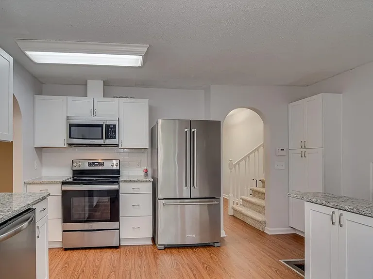 303 Meadowlake Dr — Photo 8