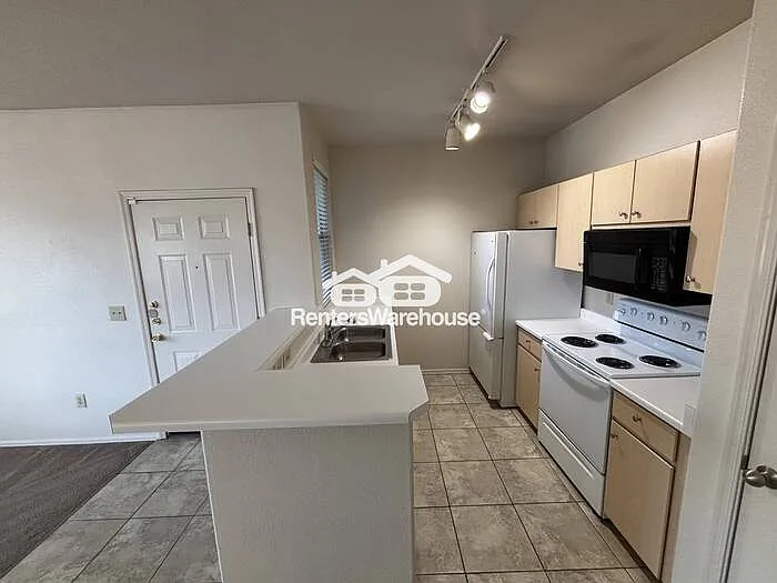 1 bed, 1.0 bath, 827 sqft, $995 — Photo 3