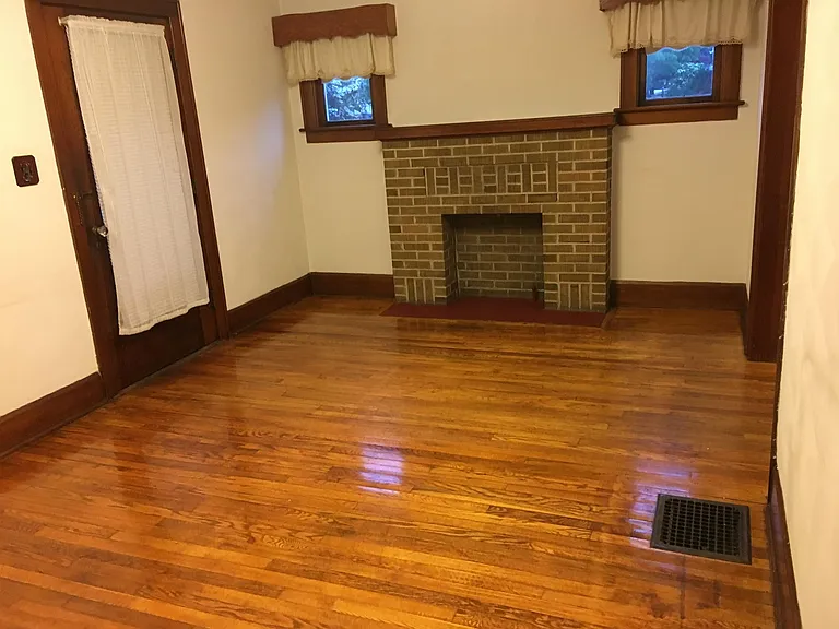 3019 Woodlawn Ave — Photo 2