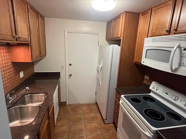 5117 N East River Rd #2E — Photo 2