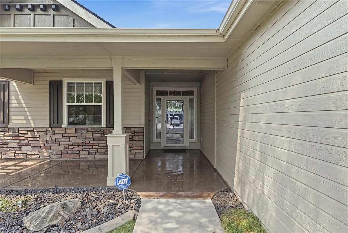 3 bed, 1736 sqft, $2,800 — Photo 3