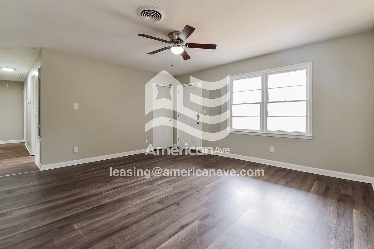 936747_002_wm_-_living_room_13572313.jpg - 4838 Chapman St