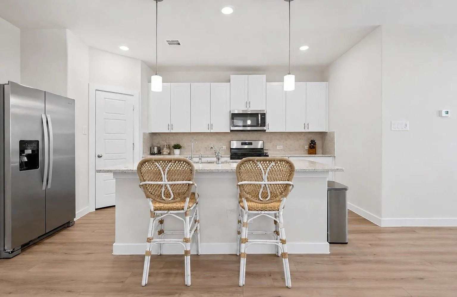 4 bed, 3.5 bath, 2544 sqft, $2,650 — Photo 4