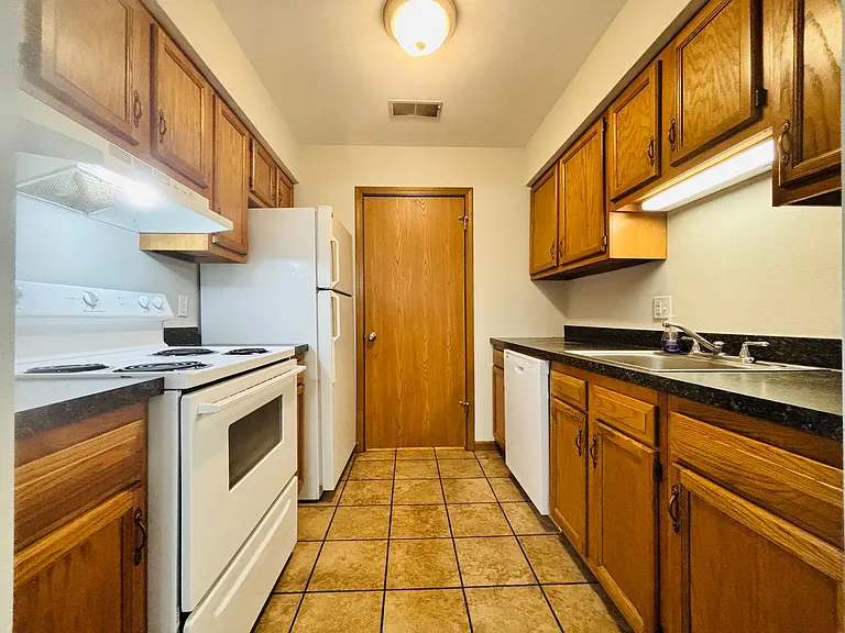 Shadow Ridge Apartments — Photo 30