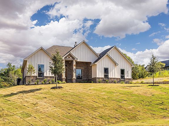 2nd image of 604 Acorn Way