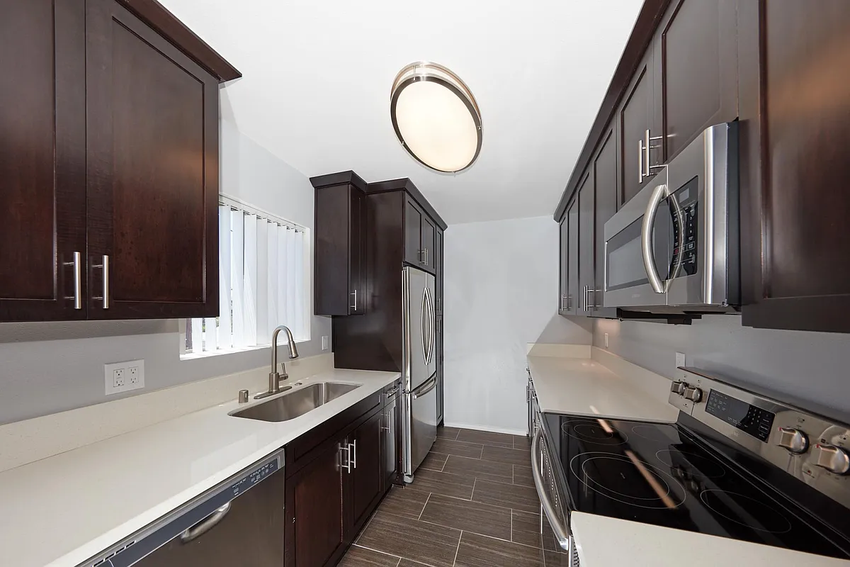 Building Photo - 1811 S Bentley Ave #305