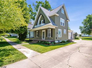 812 E 4th St, Vinton, IA 52349