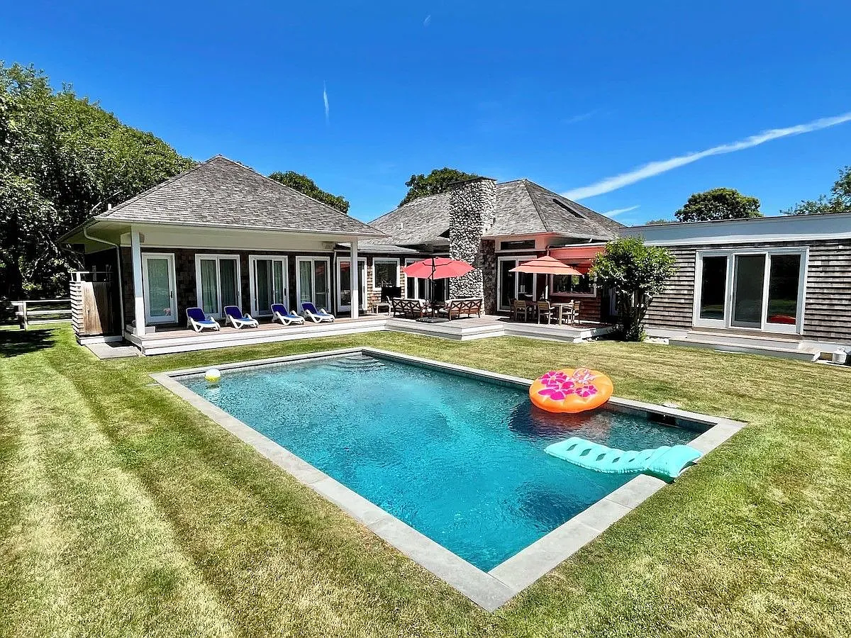 4 bed, 3.5 bath, 3300 sqft — Photo 1
