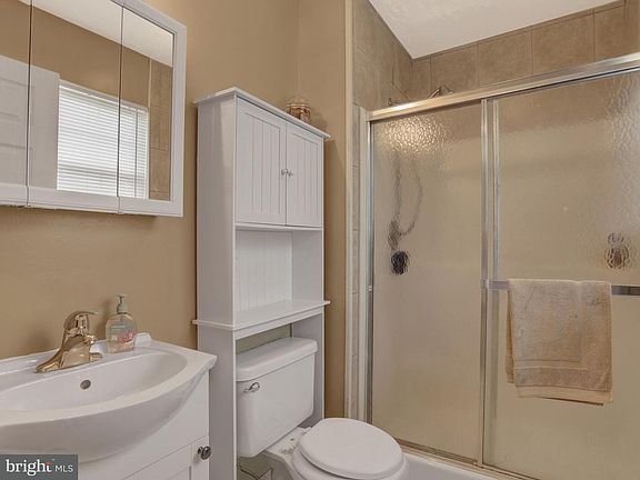 4th image of 185 Asbury Ct