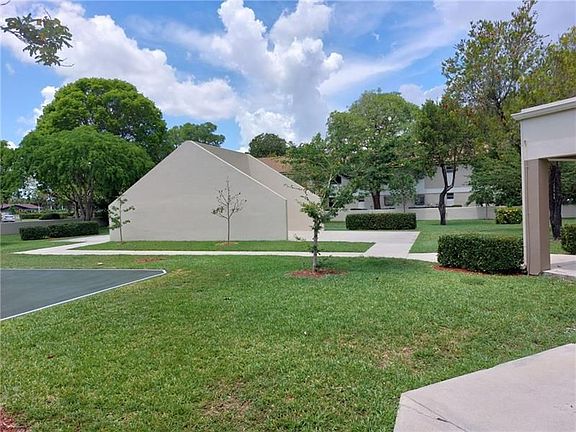 2nd image of 512 Gardens Dr APT 101