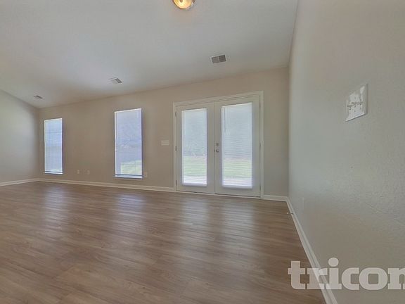4th image of 1401 May Oak Cir