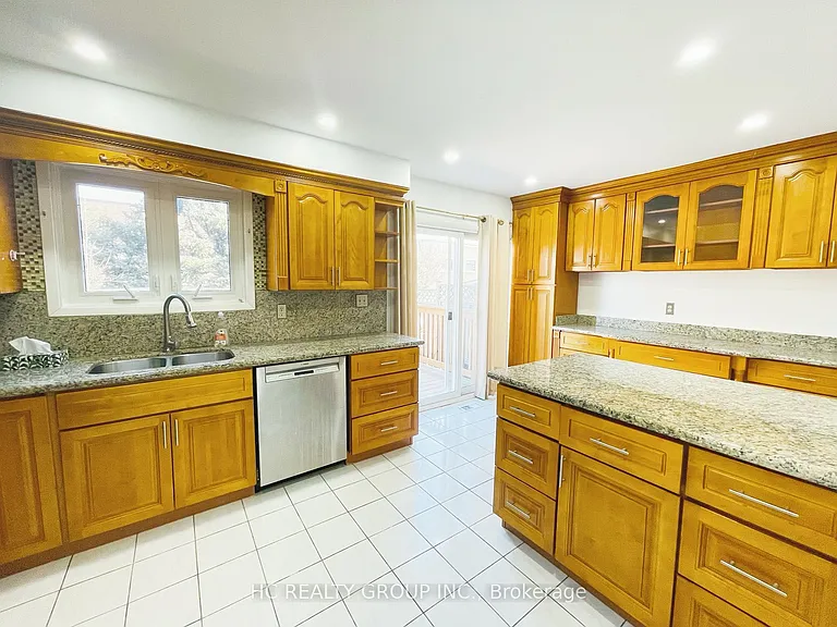 37 Page Cres — Photo 9