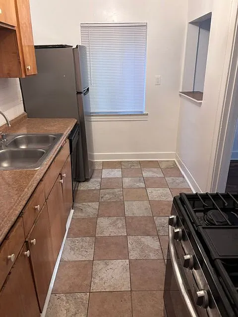 384 N Perry St — Photo 2