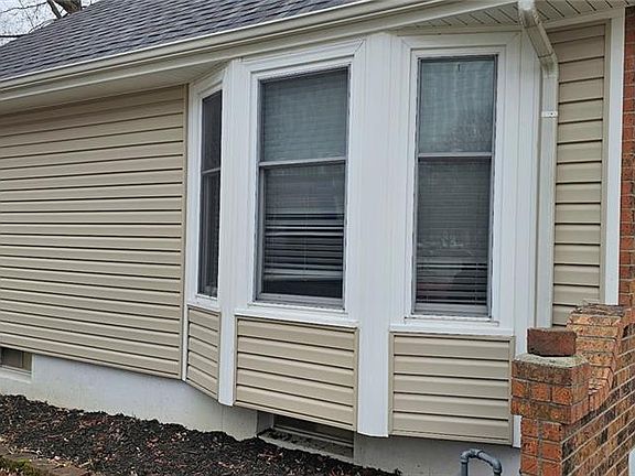 3rd image of 608 NW Springwood Dr
