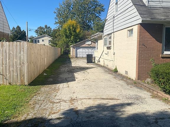 2nd image of 6818 Maple Ct