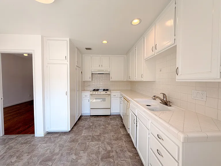 18242 Burbank Blvd #8 — Photo 13