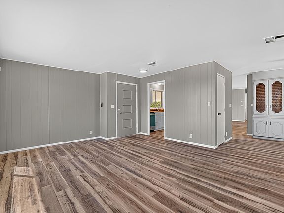 4th image of 907 Headstart Way