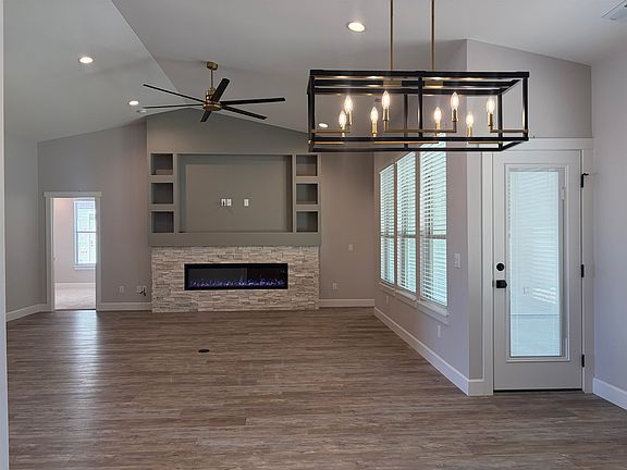5th image of 696 Arran Way #B