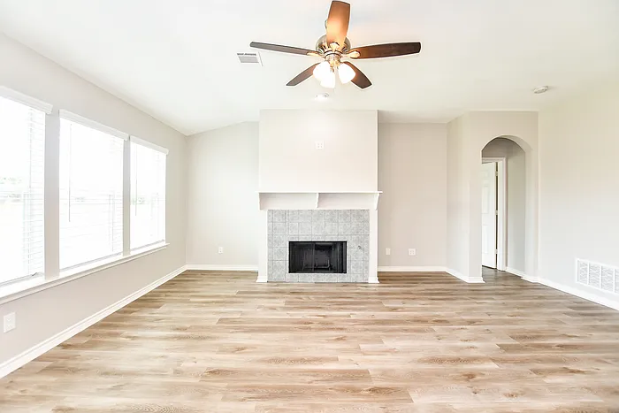 4 bed, 2.0 bath, 2014 sqft, $2,030 — Photo 3