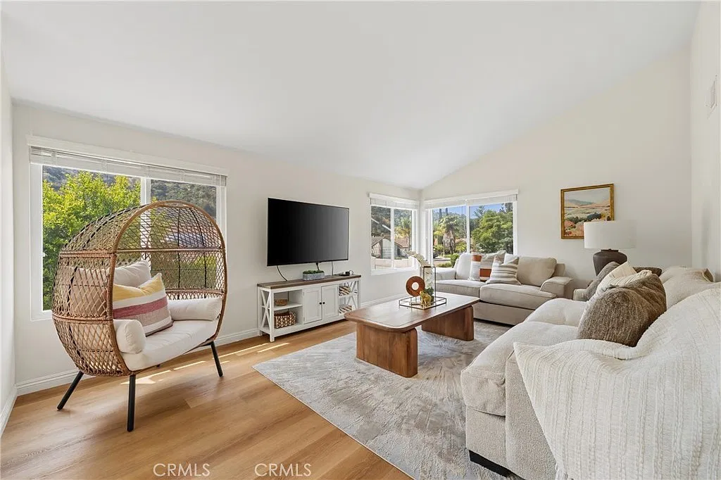 4 bed, 2218 sqft, $5,500 — Photo 2