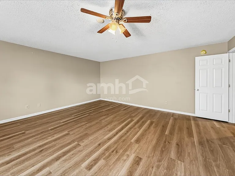 1909 Southernwood Ln — Photo 10