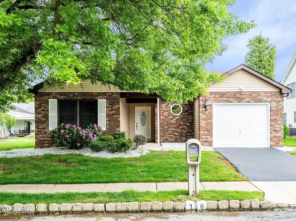 16 Benchley Drive, Marlboro, NJ 07746