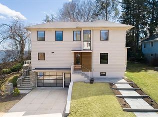 27 Harbour Ter, Cranston, RI 02905