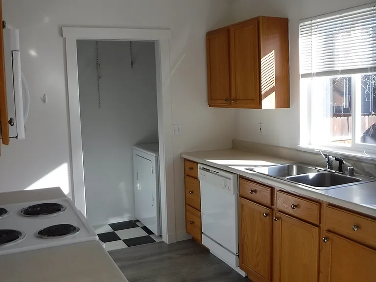 2716 W Villard St — Photo 10