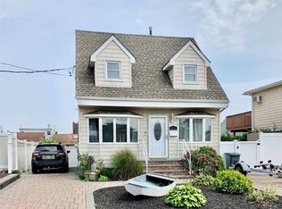 315 West Dr, Copiague, NY 11726