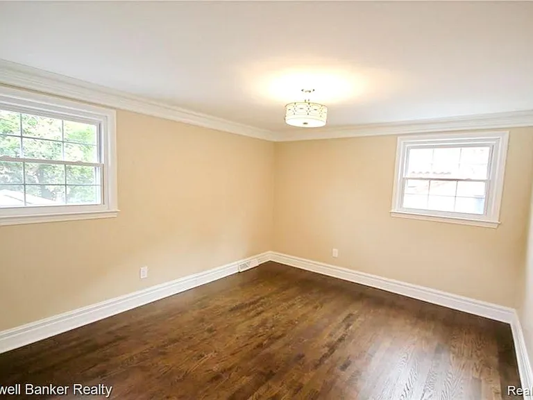 669 Mohegan St — Photo 23