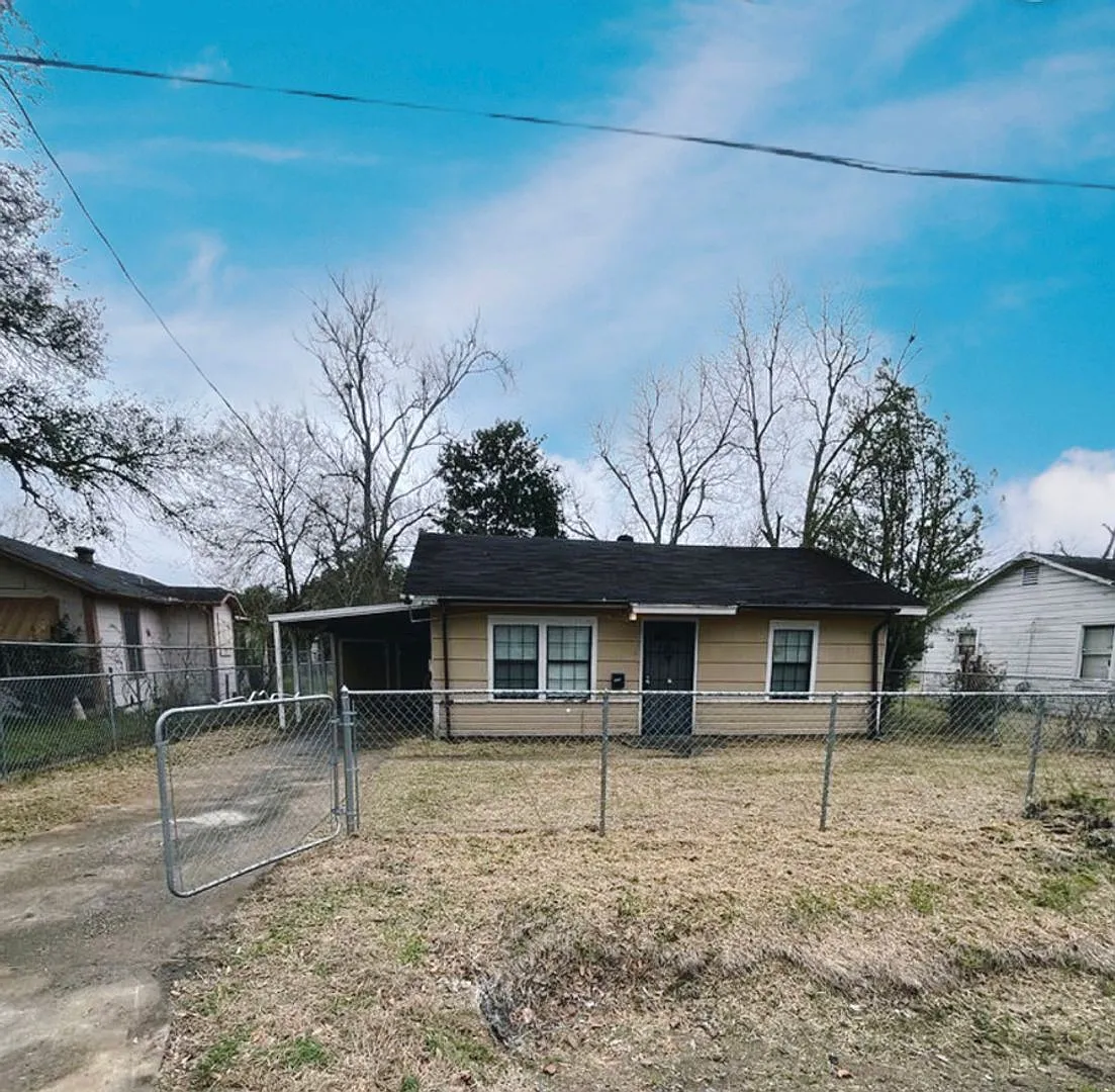 2-Bed/1-Bath Single-Family Home in Beaumont — Photo 2