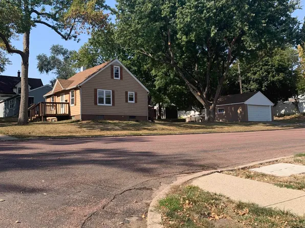 212 E 8th St, Dell Rapids, SD 57022