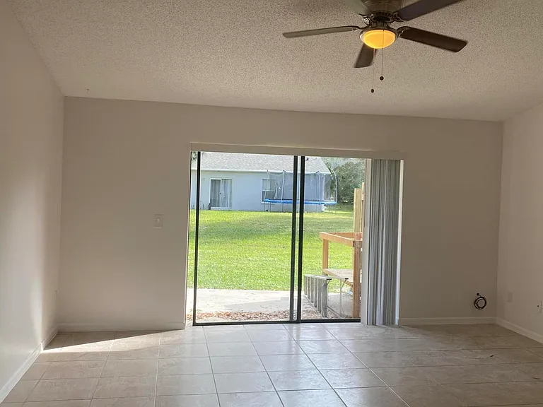 1217 Schumann Dr — Photo 3