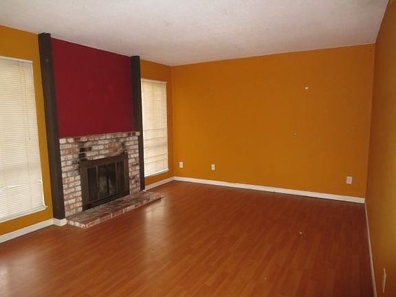 4th image of 38 Greenview Ln