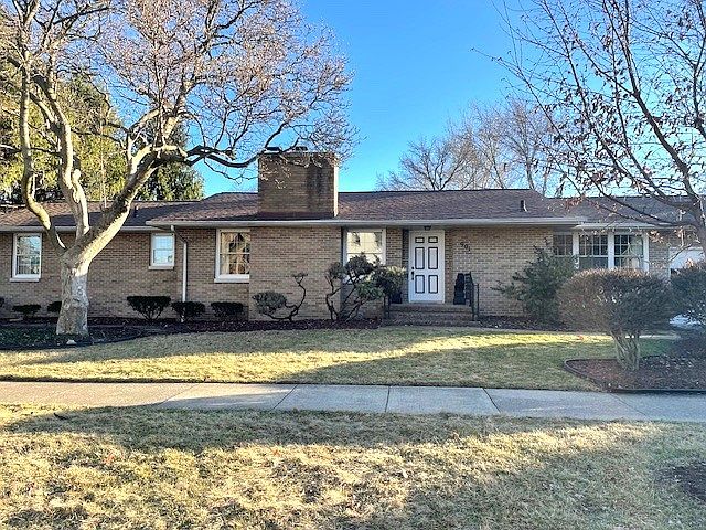 1st image of 901 W Healey St