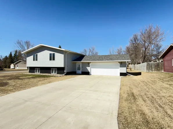 815 7th St E, Bottineau, ND 58318