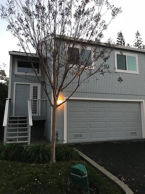 Beautiful 2 bed/2bath/2 car garage with additional parking i