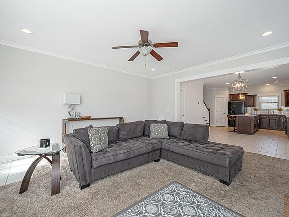 5th image of 467 Sherwood Cir