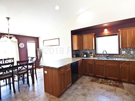 KITCHEN/ DINING