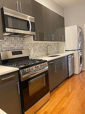 3rd image of 47-16 Vernon Blvd #3L