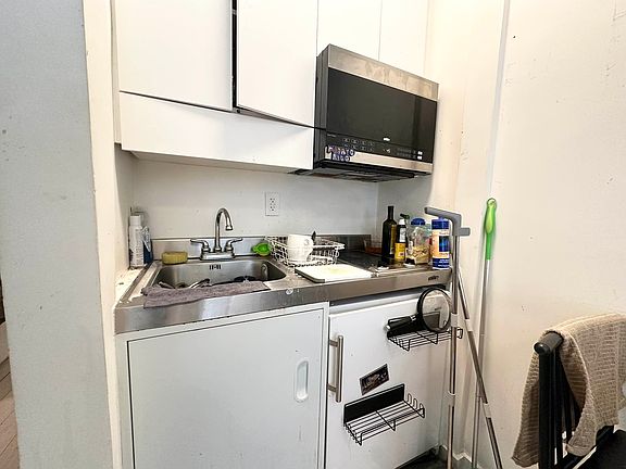 3rd image of 206 W 21st St APT C9