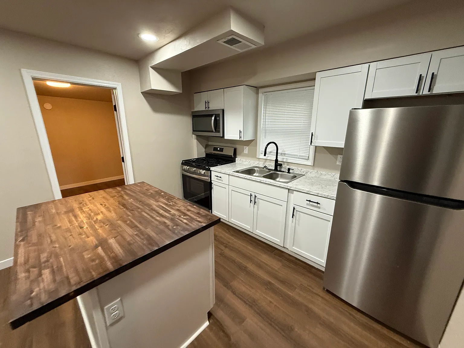 2 bed, 1000 sqft, $1,750 — Photo 2