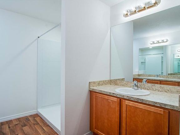 4th image of 623 Chatham Walk Dr
