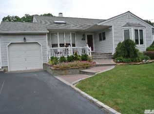 25 Grand St, Smithtown, NY 11787