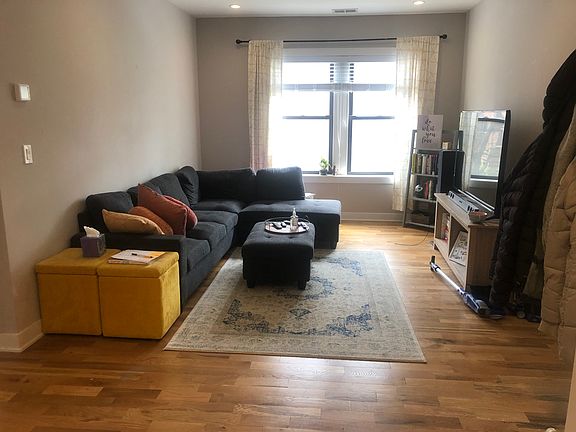 2nd image of 928 W Oakdale Ave APT 3S