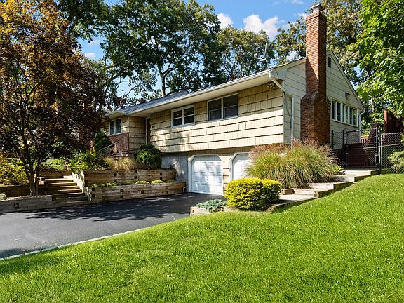 3rd image of 20 Canna Dr