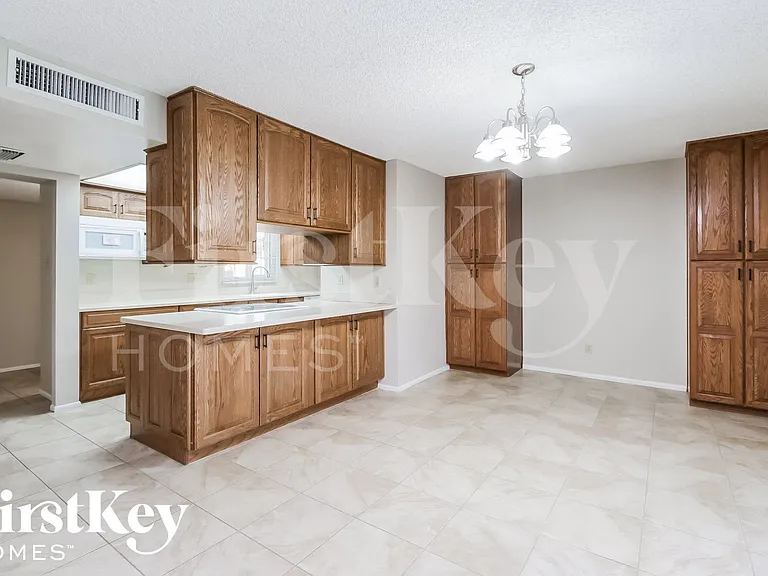 614 E Greenway Dr — Photo 6