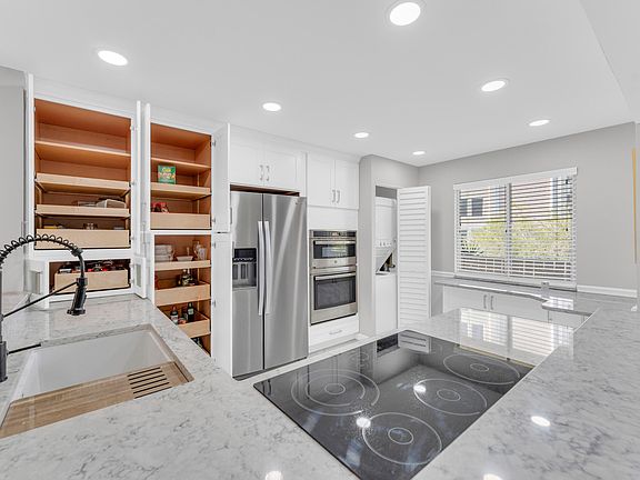 5th image of 7192 Huntington Lane #307